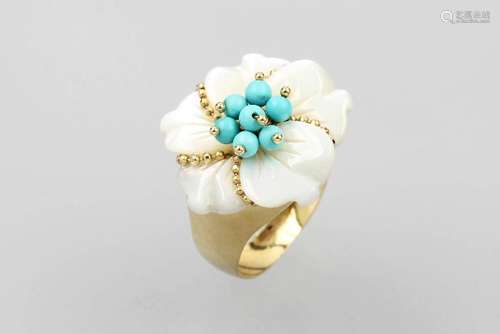 18 kt gold blossom ring with mother of pearl and