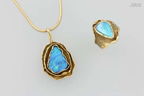 14 kt gold jewelry set with opals