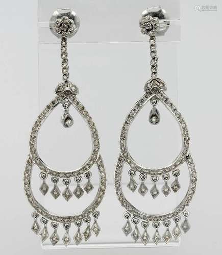 Pair of 18 kt gold earrings with brilliants