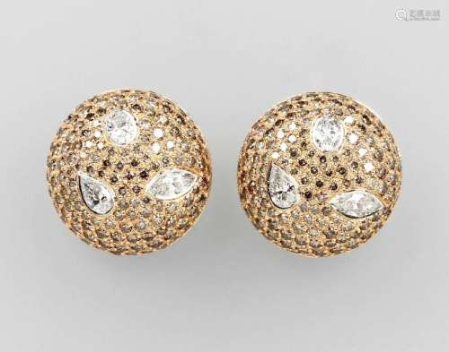 Pair of 18 kt LEO WITTWER clip earrings with diamonds