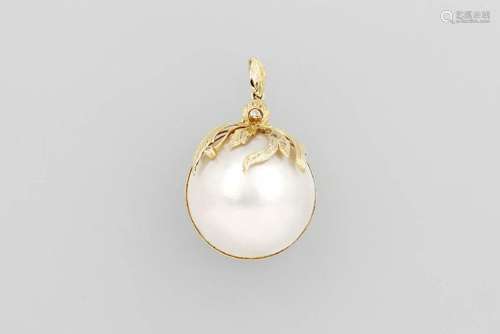 14 kt gold pendant with mabepearl and diamonds