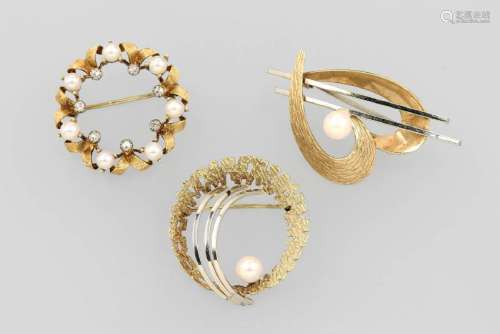 Lot 3 14 kt brooches with cultured pearls