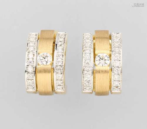 Pair of 18 kt gold hoop earrings with brilliants