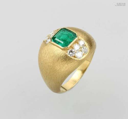 18 kt gold ring with emerald and brilliants