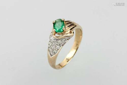 14 kt gold ring with emerald and brilliants