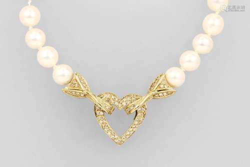 Necklace with cultured akoya pearls with diamonds