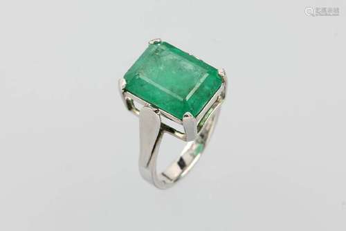 14 kt gold ring with emerald