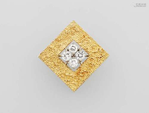 18 kt gold brooch with brilliants