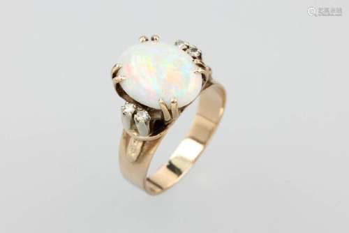 9 kt gold ring with opal and diamonds