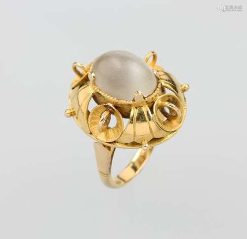 18 kt gold ring with moonstone