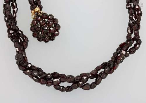 3-row necklace made of garnets, Bohemia approx