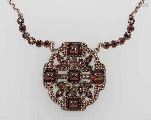 Necklace with garnets, approx. 1900