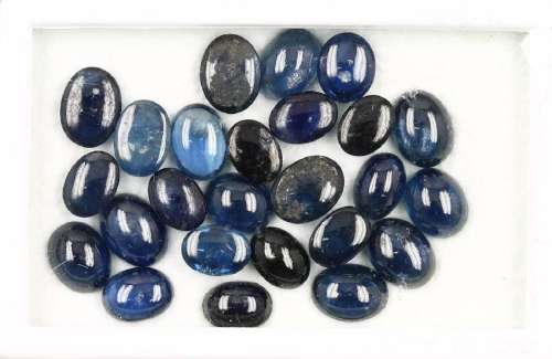 Lot 25 loose sapphires