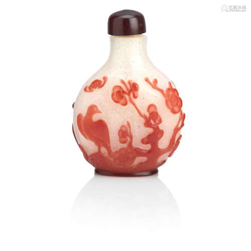 A red overlay bubble-infused glass snuff bottle