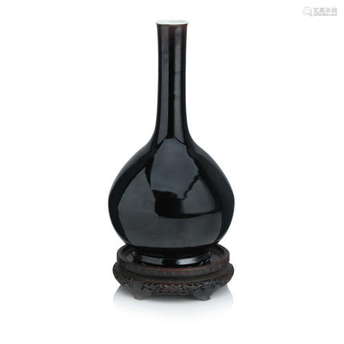 Kangxi six-character mark but late 19th century A large mirror black-glazed bottle vase