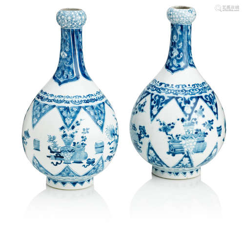 Kangxi A pair of garlic-neck vases