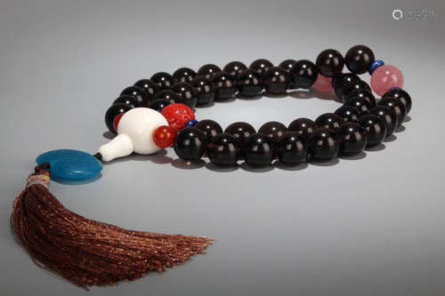 AN OBSIDIAN HOLDING BEADS SRTING BRACELET