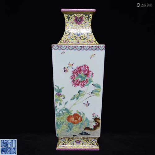 A FAMILLE-ROSE FLORAL PATTERN VASE WITH MARK