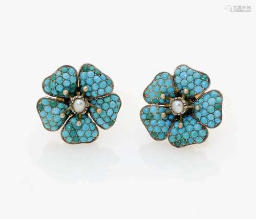 A PAIR OF FLORAL EARRINGS WITH TURQUOISE AND PEARL HALVES