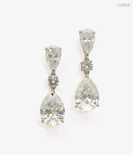 A PAIR OF CLASSICAL AND ELEGANT DIAMOND EAR DROPS Germany, 2000s