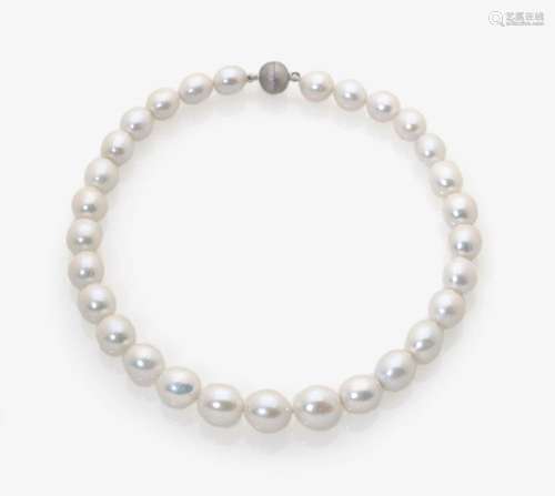 A CULUTRED FRESHWATER PEARL NECKLACE