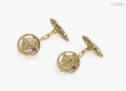 A PAIR OF CUFFLINKS WITH HORSES HEADS England, Naturalism, circa 1885