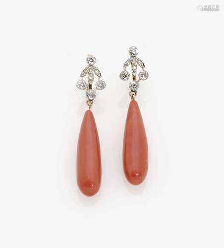 A PAIR OF HISTORICAL EARRINGS SET WITH CORAL BEADS AND DIAMONDS England, Art Déco 1925