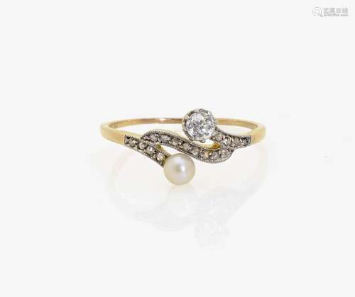 A HISTORICAL DIAMOND AND CULTURED PEARL RING England, Edwardian, 1902-1914