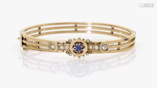 A SAPPHIRE AND PEARL SET BANGLE