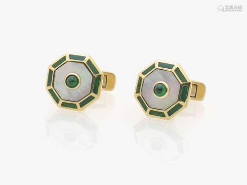 A PAIR OF HISTORICAL CUFFLINKS SET WITH EMERALDS, MOTHER OF PEARL AND ENAMEL Germany, Art Déco, 1925-1930s