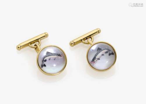 A PAIR OF FISH DESIGN ESSEX CRYSTAL CUFFLINKS England, London, 1944