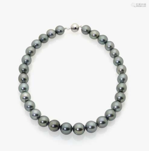 A TAHITI CULTURED PEARL NECKLACE