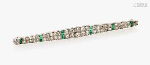 A HISTORICAL BAR BROOCH SET WITH DIAMONDS AND EMERALDS England, Art Déco, circa 1925