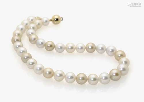 A SOUTH SEA CULTURED PEARL NECKLACE