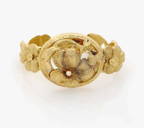 A HISTORICAL GOLD FLOWER BRACELET Probably South Germany, circa 1850