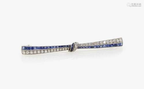 A SAPPHIRE AND DIAMOND SET BAR BROOCH USA, Art Déco, circa 1925