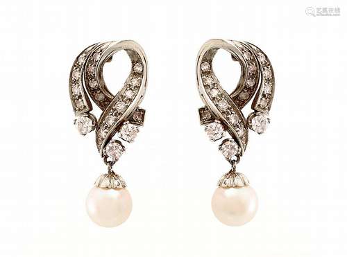 PAIR OF EARRINGS