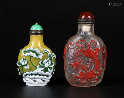 TWO CHINESE PEKING GLASS DOUBLE COLOR SNUFF BOTTLES