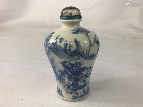 CHINESE PORCELAIN BLUE AND WHITE WARRIORS SNUFF BOTTLE