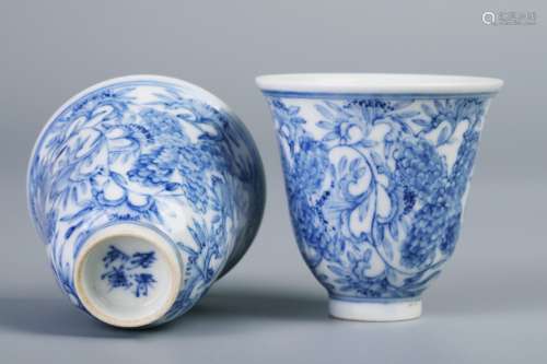 A GROUP OF BLUR AND WHITE PORCELAIN CUP