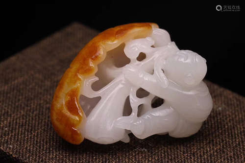 AN OLD TIBETAN KID DESIGN HETIAN JADE HAND PIECE