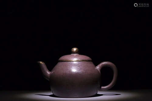 A TEAPOT WITH GOLD