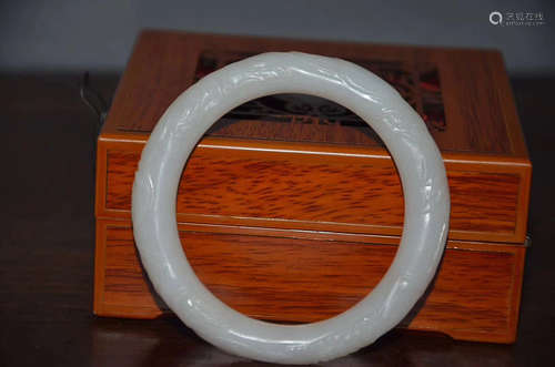 AN OLD TIBETAN HETIAN JADE BANGLE