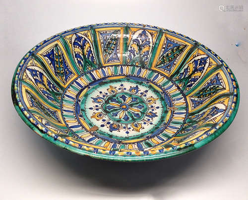 A TANG TRI-COLOR GLAZED FLOWER PATTERN PLATE