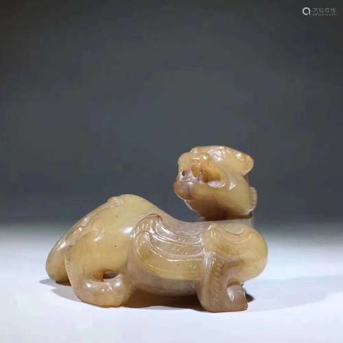 3TH CENTURY, AN OLD AUSPICIOUS BEAST DESIGN JADE ORNAMENT, HAN DYNASTY