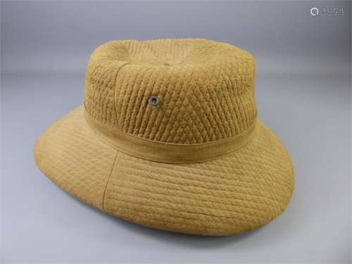 A Circa 1920s British Army Cotton Padded Pith Helmet (possibly from the British Empire in India).                                                                                                                                                        Antiques