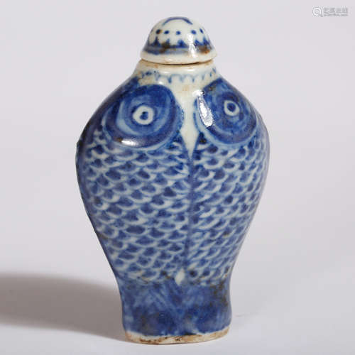 CHINESE BLUE AND WHITE PORCELAIN SNUFF BOTTLE