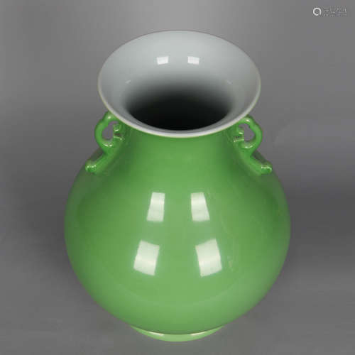 CHINESE APPLE GREEN GLAZED VASE