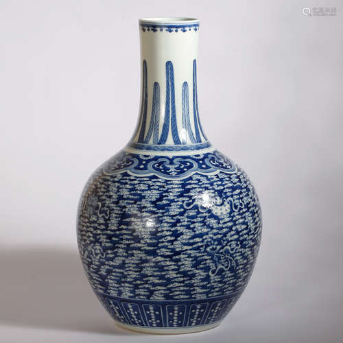 CHINESE BLUE AND WHITE BOTTLE VASE