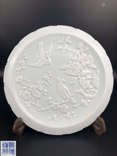 A WHITE GLAZE FLORAL AND BIRD PATTERN PLATE